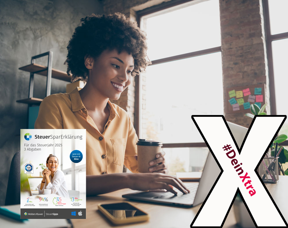 #DeinXtra Bild zeigt eine Frau am Computer und die Abbildung der SteuersparErklärung 2025 © AdobeStock: deagreez