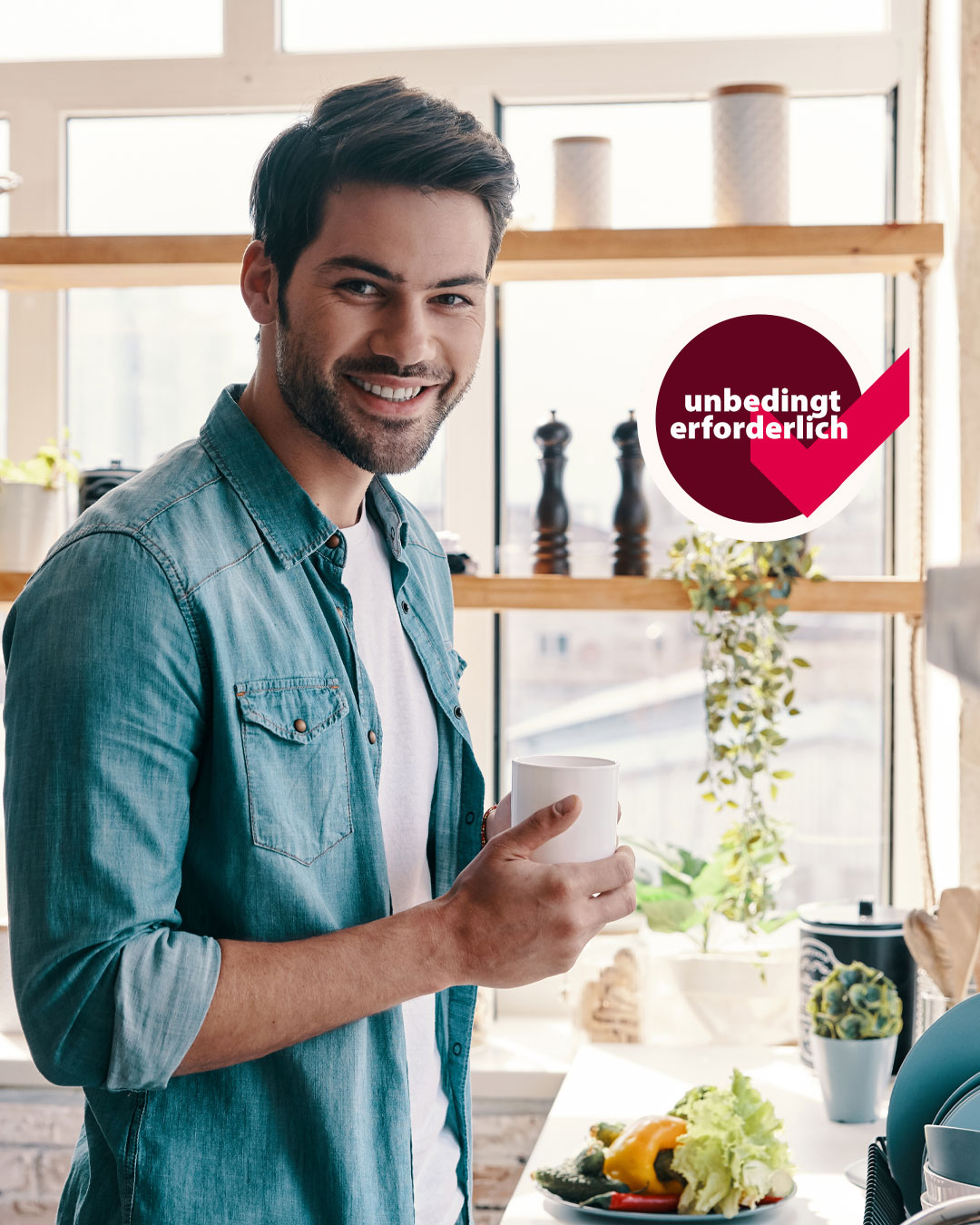 © AdobeStock: gstockstudio Bild zeigt einen jungen Mann mit Kaffe-Tasse und dem Signet: Unbedingt erforderlich © AdobeStock: gstockstudio