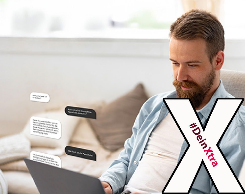 #DeinXtra | Bild zeigt die Website vom Steuerassistent auf dem Laptop, der vor einer Couch steht. | © AdobeStock: deagreez
