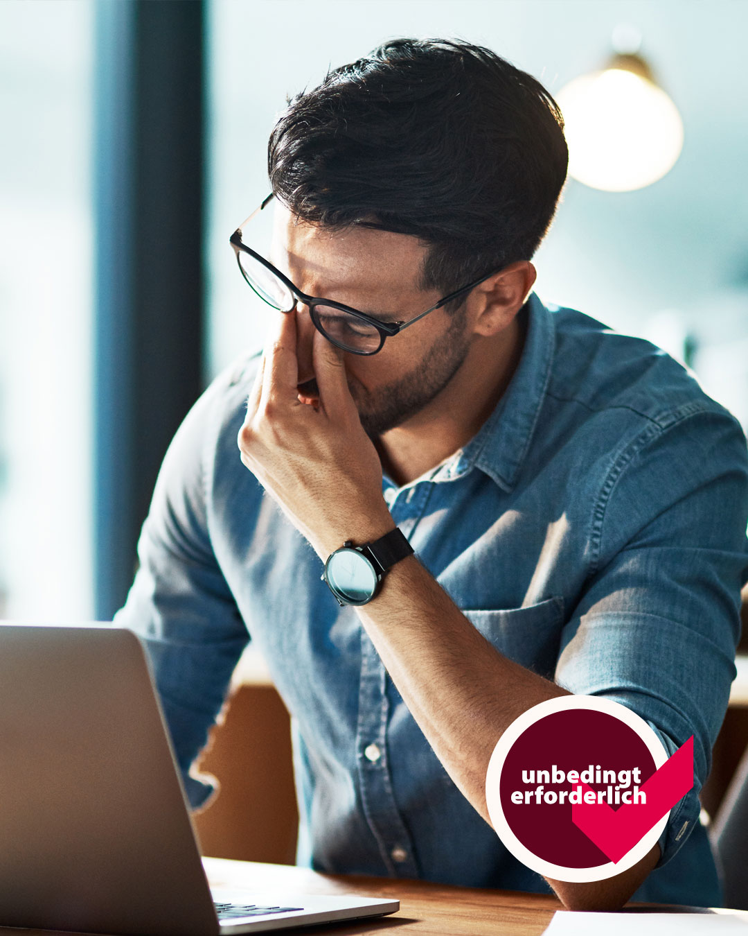 Bild zeigt einen Mann am Schreibtisch und das Signet Unbedingt erforderlich © AdobeStock: Jadon Bester/peopleimages.com