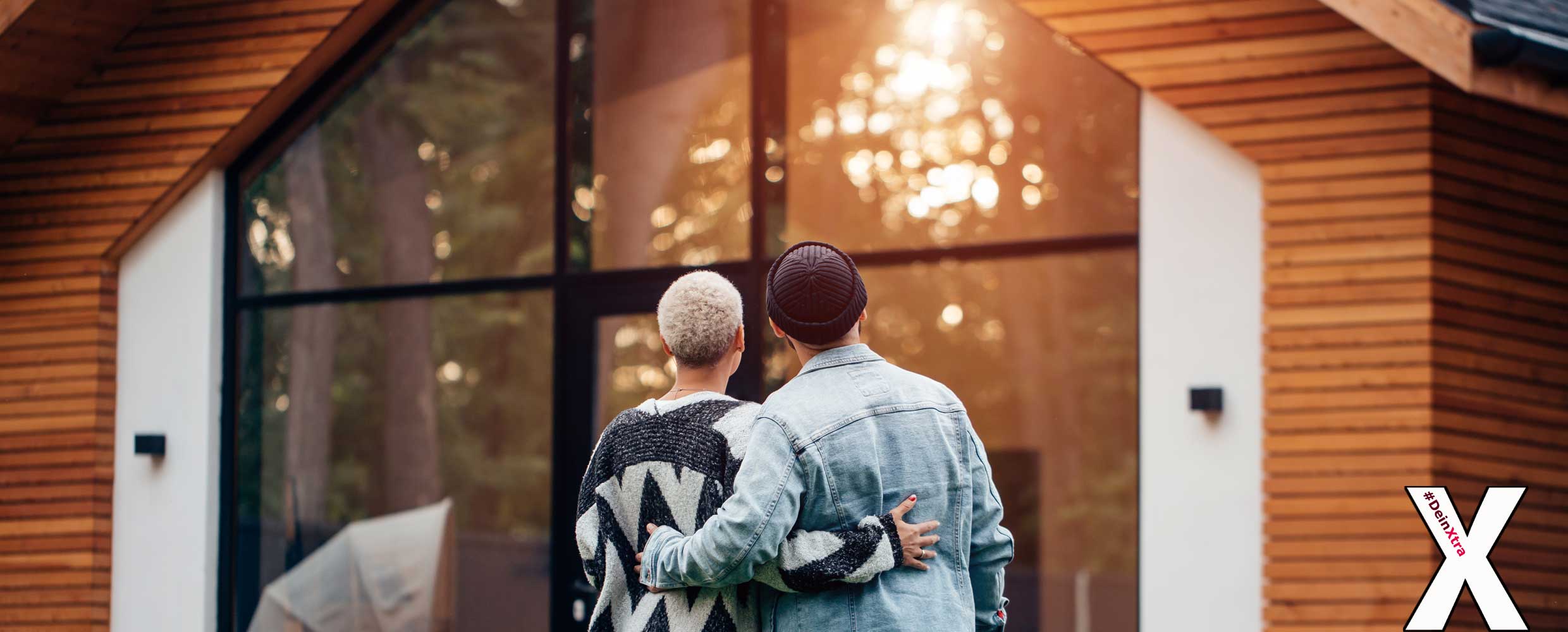 Bild zeigt ein Paar vor seinen Eigenheim. © Adobe Stock: alfa27