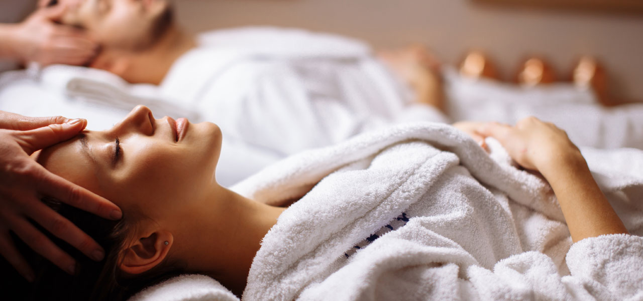 Bild zeigt zwei Menschen bei der Wellnesbehandlung © Adobe Stock alfa27
